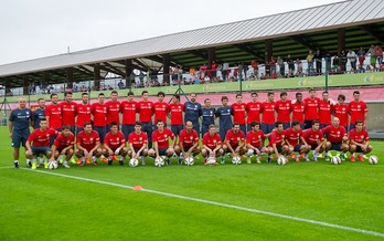 Lan saioari ekin aurretik argazkia atera dute Lezaman. (ARGAZKI PRESS)