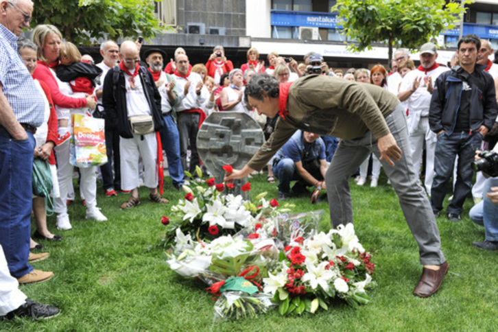 Ofrenda floral en el homenaje a German Rodríguez. (Idoia ZABALETA / ARGAZKI PRESS)