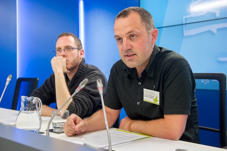 Los parlamentarios de Eh Bildu Igor López de Munain y Unai Urruzuno. (Juanan RUIZ / ARGAZKI PRESS)