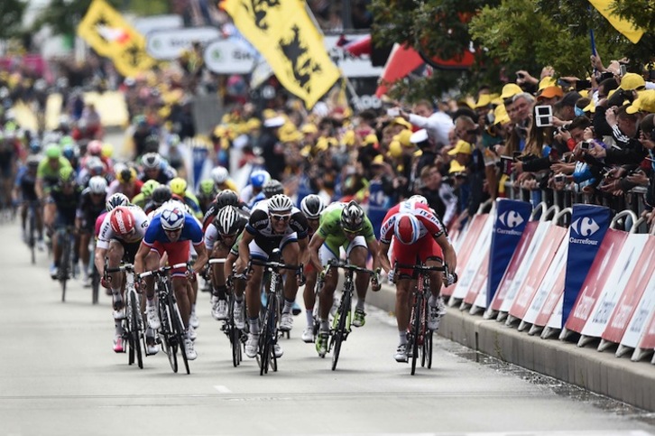 Kittel, en el centro, se ha impuesto al esprint. (Lionel BONAVENTURE/AFP) 