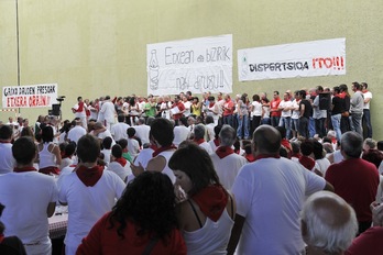 Espetxetik irten diren presoak eta iheslariak, sanferminetako ekitaldian. (Idoia ZABALETA/ARGAZKI PRESS)