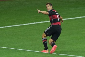 Klose, uno de los protagonistas del partido, se convierte en el máximo goleador de la historia de los mundiales. (Gabriel BOUYS/AFP)