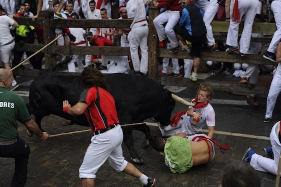 El asta pasa muy cerca del cuello de este corredor. (Jon URBE / ARGAZKI PRESS) El asta pasa muy cerca del cuello de este corredor. (Jon URBE / ARGAZKI PRESS)