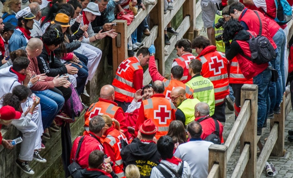 La Cruz Roja traslada a uno de los heridos. (Gorka RUBIO / ARGAZKI PRESS)