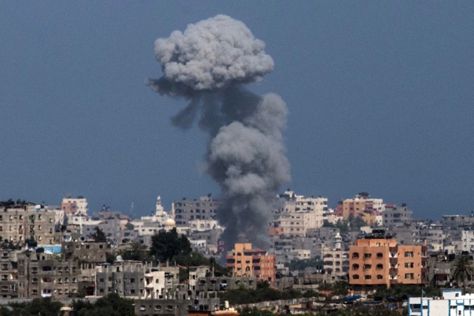 Una columna de humo emerge de Gaza tras un bombardeo de Israel. (Jack GUEZ/AFP) Una columna de humo emerge de Gaza tras un bombardeo de Israel. (Jack GUEZ/AFP)