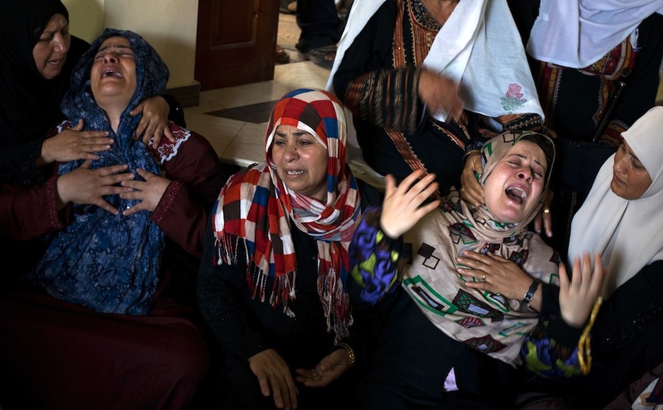 Mujeres palestinas lloran la muerte de sus familiares en Beit Hanun. ( Mohammed ABED/AFP) Mujeres palestinas lloran la muerte de sus familiares en Beit Hanun. ( Mohammed ABED/AFP)