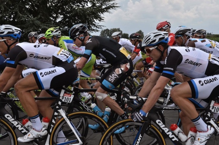 Froome en la etapa de ayer, donde sufrió su primera caída. (Jeff PACHOUD/AFP) 
