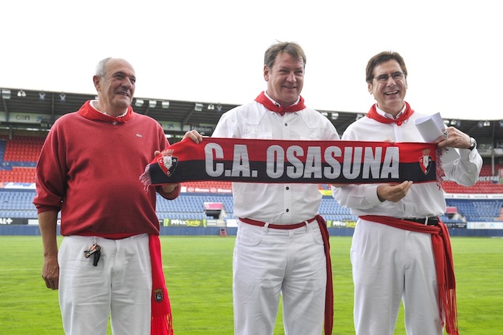 Jan Urban, en el centro, con el presidente y el vicepresidente de la gestora de Osasuna, Javier Zabaleta y Luis Ibero, respectivamente, todos vestidos de sanfermineros. (Idoia ZABALETA/ARGAZKI PRESS)