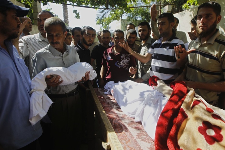 Funeral de un niño y su madre muertos este miércoles por el bombardeo israelí. (Said KHATIB/AFP)