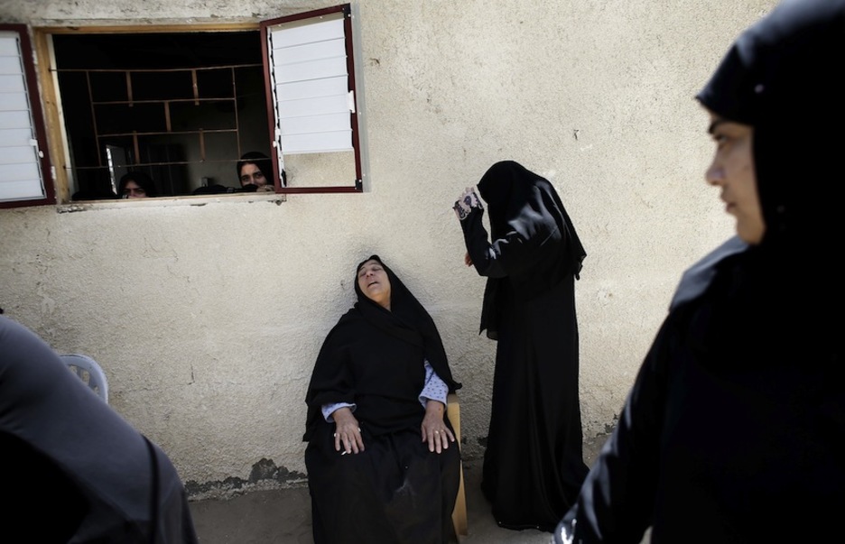 Familiares de las víctimas lamentan la muerte de sus seres queridos. (Thomas COEX/AFP)