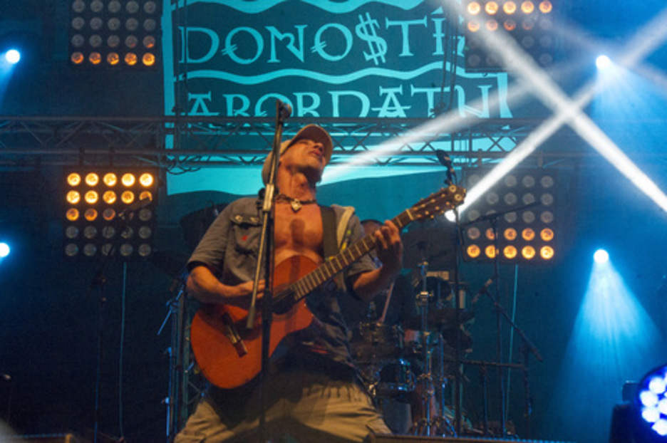 Donostiako Piraten zitarekin bat egin du Manu Chaok. (Gorka RUBIO/ARGAZKI PRESS) Donostiako Piraten zitarekin bat egin du Manu Chaok. (Gorka RUBIO/ARGAZKI PRESS)