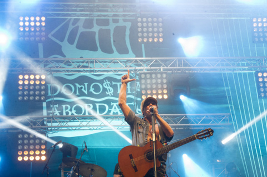 Nazioartean ezaguna den musikariaren zuzenekoak jendetza batu du Zurriolako hondartzan. (Gorka RUBIO/ARGAZKI PRESS) Nazioartean ezaguna den musikariaren zuzenekoak jendetza batu du Zurriolako hondartzan. (Gorka RUBIO/ARGAZKI PRESS)