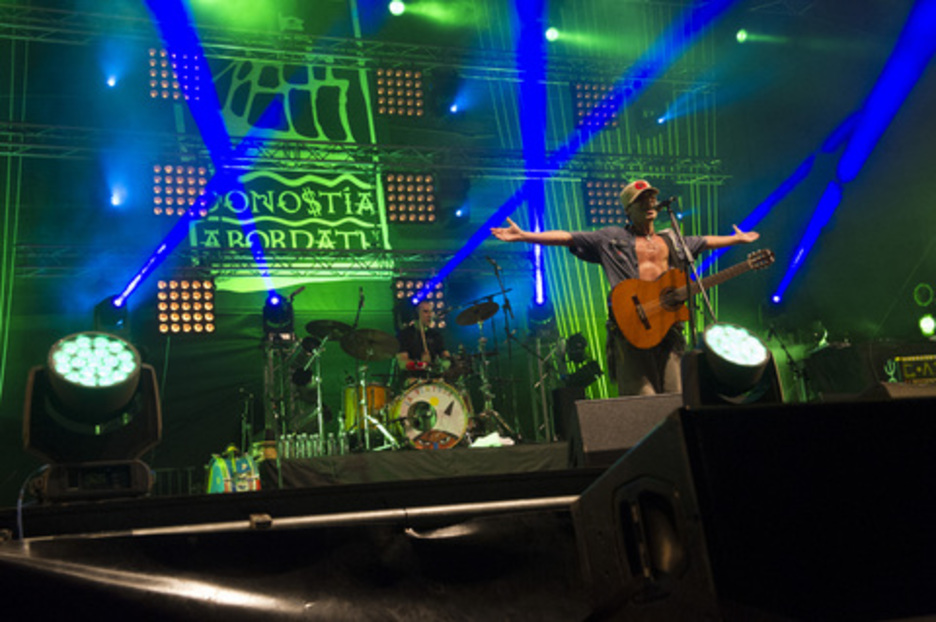Eskuak zabalik, Manu Chao Zurriolako agertoki gainean. (Gorka RUBIO/ARGAZKI PRESS) Eskuak zabalik, Manu Chao Zurriolako agertoki gainean. (Gorka RUBIO/ARGAZKI PRESS)