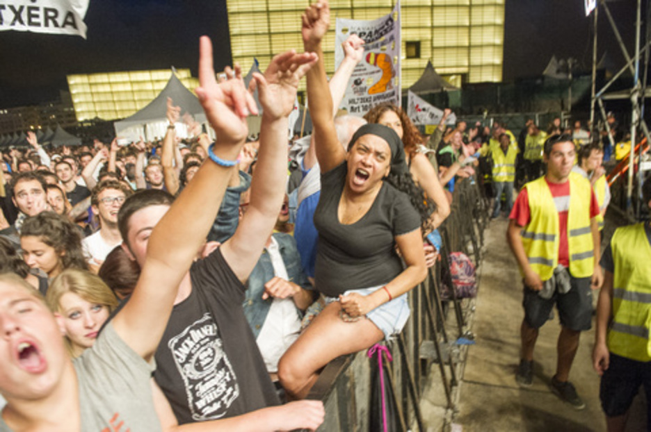 Ikusleak gogotsu agertu dira zuzenekoan. (Gorka RUBIO/ARGAZKI PRESS) Ikusleak gogotsu agertu dira zuzenekoan. (Gorka RUBIO/ARGAZKI PRESS)