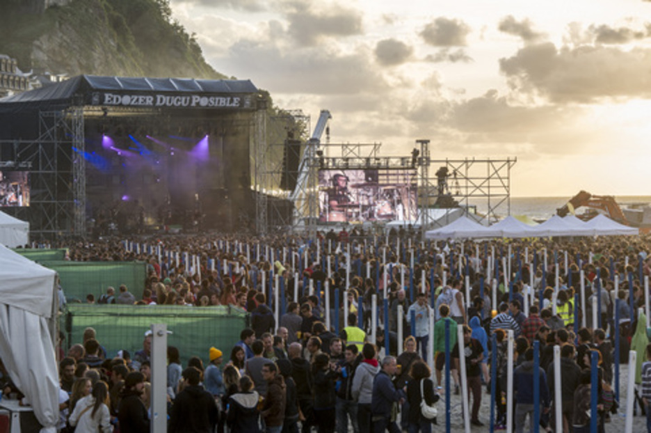 Donostiako abordajea, baina, lehenago hasi da, 20.00etan, beste talde gonbidatuekin. (Gorka RUBIO/ARGAZKI PRESS) Donostiako abordajea, baina, lehenago hasi da, 20.00etan, beste talde gonbidatuekin. (Gorka RUBIO/ARGAZKI PRESS)