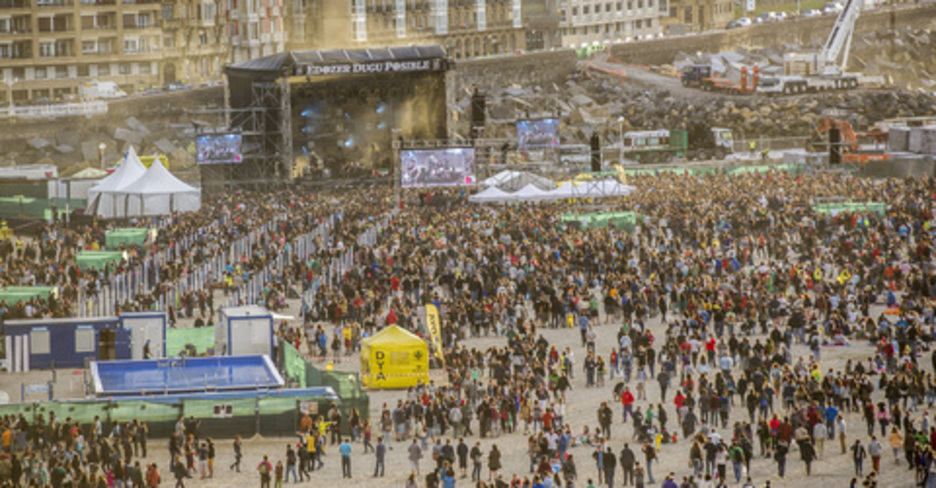 Zurriolako hondartzan hartutako irudi ikusgarria. (Gorka RUBIO/ARGAZKI PRESS) Zurriolako hondartzan hartutako irudi ikusgarria. (Gorka RUBIO/ARGAZKI PRESS)