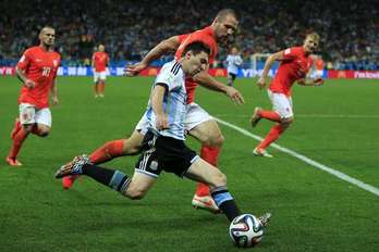 Lance del partido entre Holanda y Argentina, con Messi en primer plano. (Adrian DENNIS/AFP)