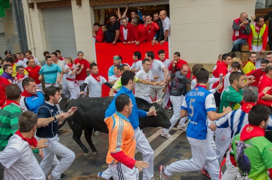 Pese al accidentado primer tramo, los corredores han podido aprovechar para hacer bonitas carreras ante los astados. (Andoni CANELLADA/ARGAZKI PRESS) Pese al accidentado primer tramo, los corredores han podido aprovechar para hacer bonitas carreras ante los astados. (Andoni CANELLADA/ARGAZKI PRESS)