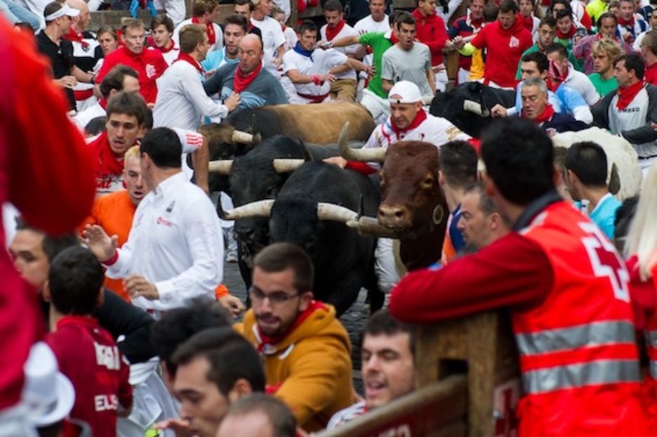 Los toros avanzan entre la multitud, en la zona de Telefónica. (Iñigo URIZ/ARGAZKI PRESS) Los toros avanzan entre la multitud, en la zona de Telefónica. (Iñigo URIZ/ARGAZKI PRESS)