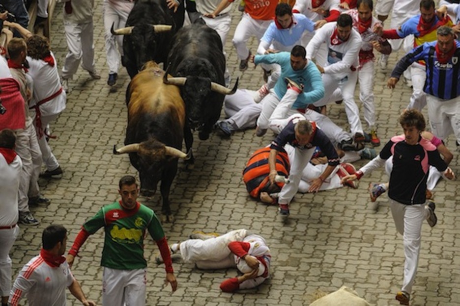 Accidentado acceso a la plaza de toros, donde varios mozos han caído. (Pedro ARMESTRE/AFP PHOTO) Accidentado acceso a la plaza de toros, donde varios mozos han caído. (Pedro ARMESTRE/AFP PHOTO)