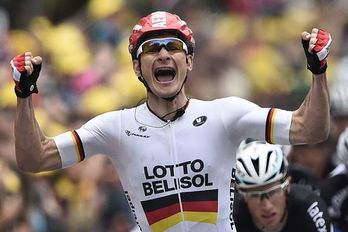 Greippel celebra su victoria de etapa al cruzar la línea de meta. (Lionel BONAVENTURE/AFP)