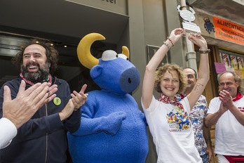 Nelubova, con el premio que otorga la firma Kukuxumusu. (Lander FDEZ. ARROYABE/ARGAZKI PRESS)