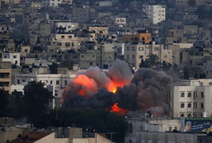 Una llamarada sale de un edificio atacado por Israel. (Thomas COEX/AFP PHOTO)