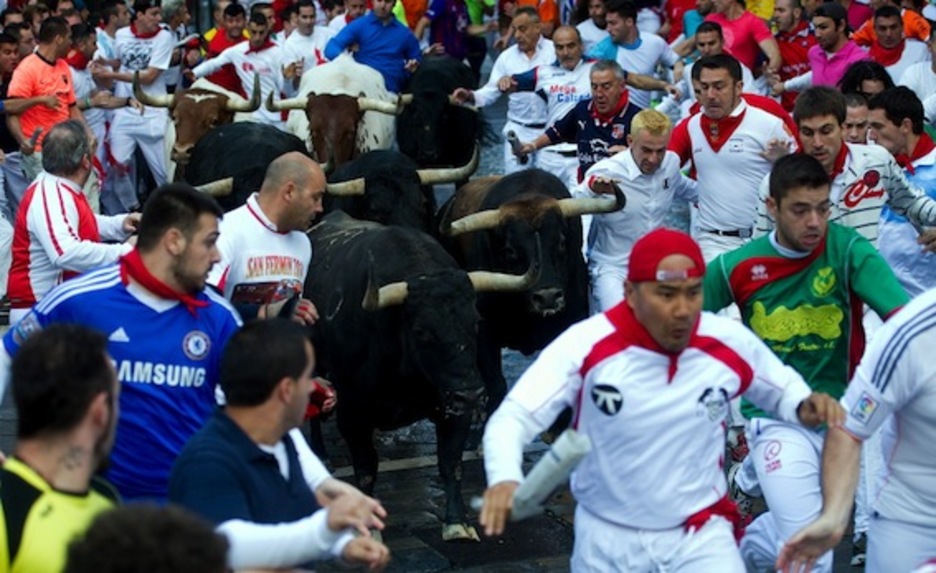 La manada ha realizado el recorrido a gran velocidad y ha permitido largas carreras por parte de los mozos. (Juan Carlos RUIZ/ARGAZKI PRESS)