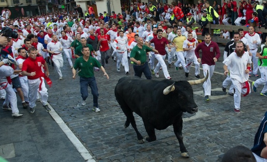 Uno de los toros ha quedado rezagado y ha completado en solitario el tramo final del encierro. (Jagoba MANTEROLA/ARGAZKI PRESS)