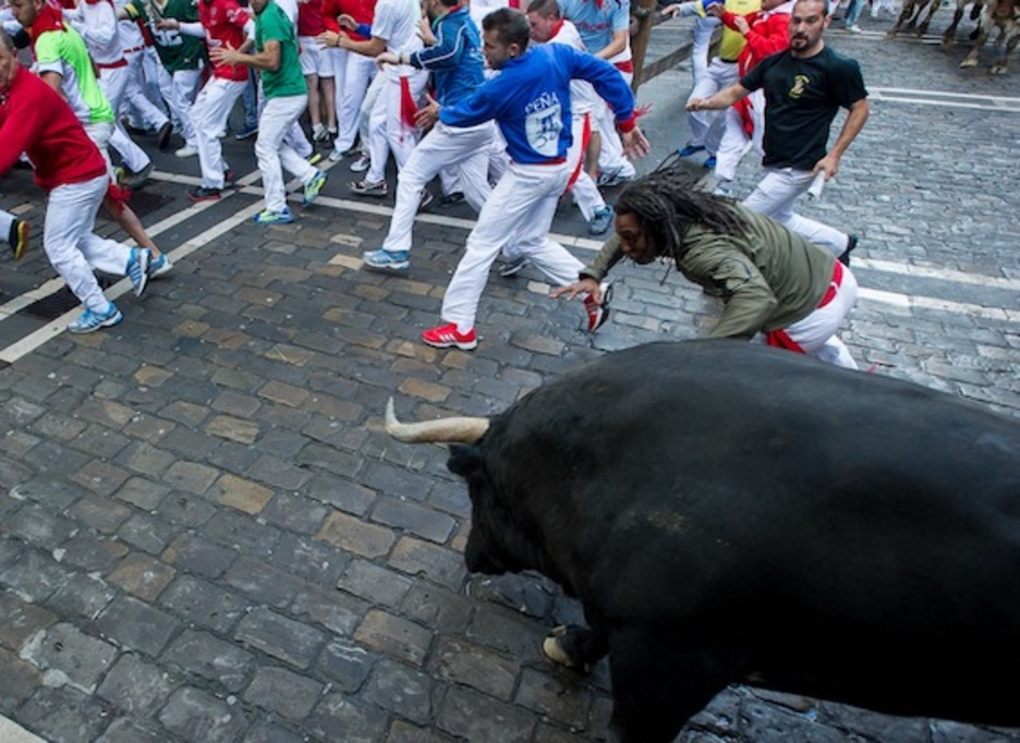 Un corredor trata de frenar su carrera para no ser embestido. (Iñigo URIZ/ARGAZKI PRESS)