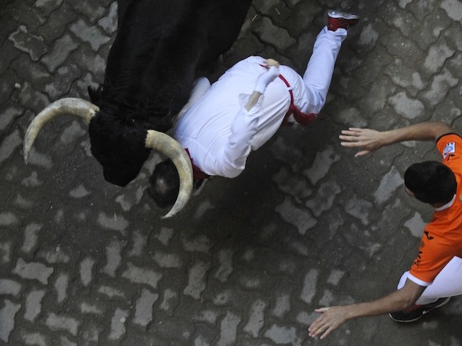 Un mozo cae justo por debajo del pitón de un ‘jandilla’. (Rafa RIVAS/AFP PHOTO)