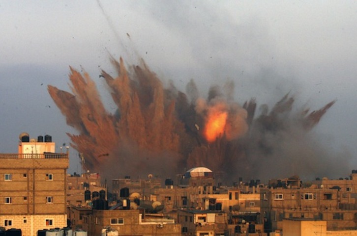 Explosión en Gaza tras un ataque del Ejército israelí. (Said KHATIB/AFP PHOTO)