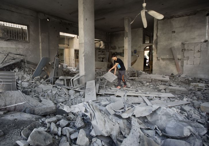 Interior de un local destrozado tras uno de los ataques de Israel en Gaza. (Mohammed ABED / AFP PHOTO)