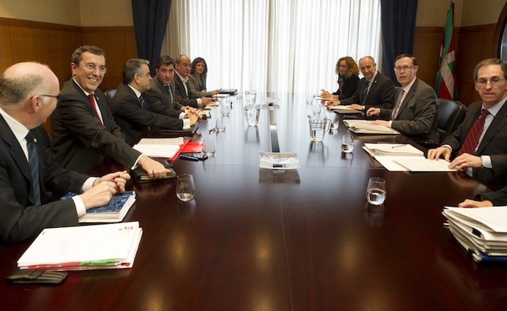 Imagen de archivo de una reunión del Consejo Vasco de Finanzas. (Raúl BOGAJO)