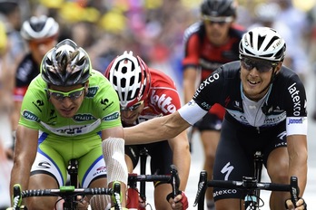 Sagan felicita a Trentin por su victoria. (Eric FEFERBERG/AFP)
