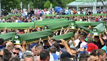 Los restos mortales de las víctimas que hoy han recibido sepultura en Srebrenica. (Elvis BARUKCIC/AFP)