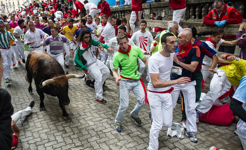 La masificación y el suelo mojado han marcado el sexto encierro. (Jagoba MANTEROLA / ARGAZKI PRESS) La masificación y el suelo mojado han marcado el sexto encierro. (Jagoba MANTEROLA / ARGAZKI PRESS)