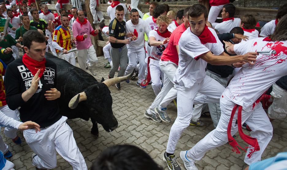 La masificación y el suelo mojado han marcado el sexto encierro. (Jagoba MANTEROLA / ARGAZKI PRESS) La masificación y el suelo mojado han marcado el sexto encierro. (Jagoba MANTEROLA / ARGAZKI PRESS)