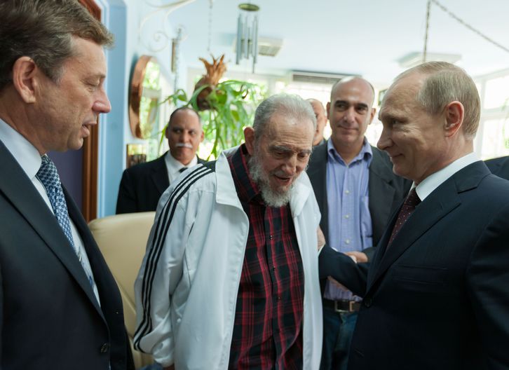 Fidel Castro junto a Putin. (Alex CASTRO / AFP)