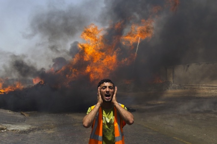 Un almacén de la ONU, envuelto en llamas tras un ataque israelí. (Mahmud HAMS/AFP PHOTO)