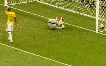 Julio Cesar y Fernandinho, tras encajar los brasileños el tercer gol. (Evaristo SA/AFP PHOTO)