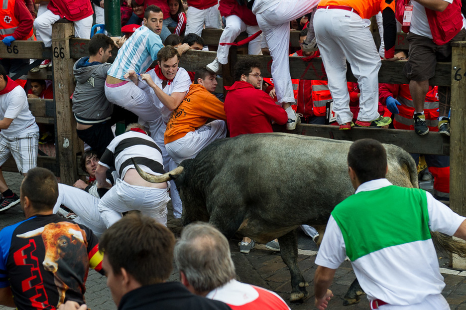 El momento más peligroso del encierro se ha vivido en el último tramo del encierro. (Iñigo URIZ / ARGAZKI PRESS)