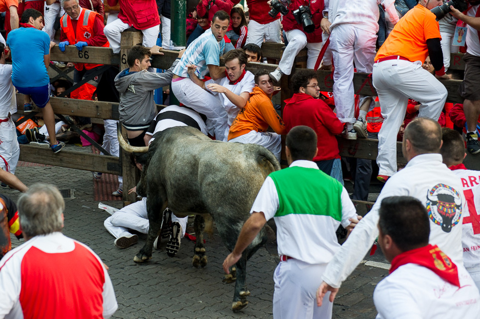 Varios corredores se han librado por suerte de una cornada. (Iñigo URIZ / ARGAZKI PRESS)