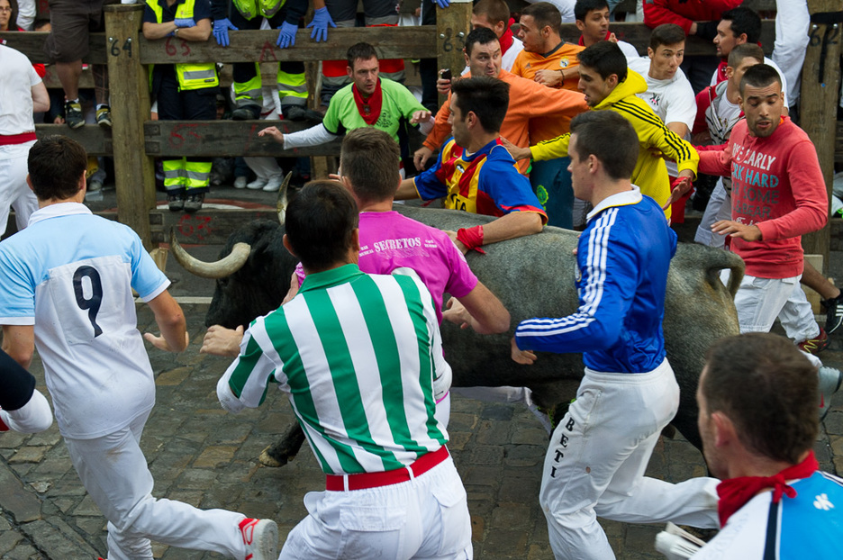 El penúltimo encierro ha sido el más masivo de este año. (Idoia ZABALETA / ARGAZKI PRESS)