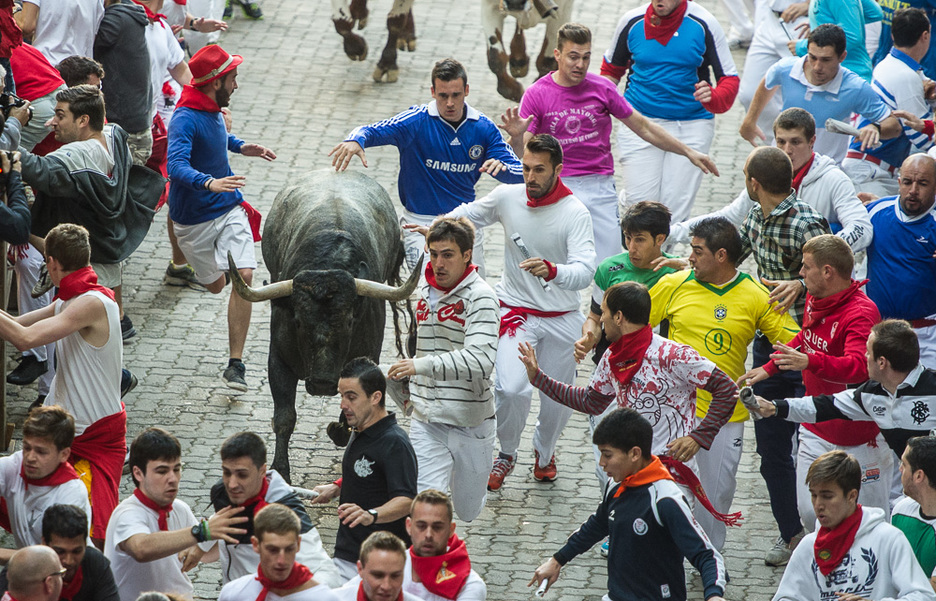 El penúltimo encierro ha sido el más masivo de este año. (Jagoba MANTEROLA / ARGAZKI PRESS)