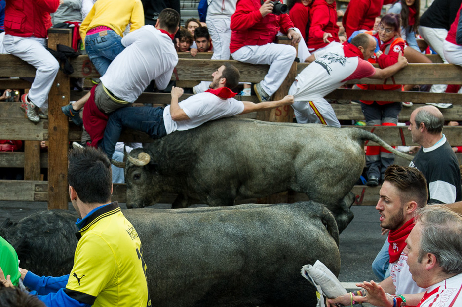 El toro embiste al corredor. (Iñigo URIZ / ARGAZKI PRESS)