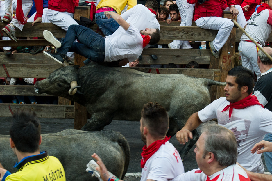 El toro voltea al corredor (Iñigo URIZ / ARGAZKI PRESS)