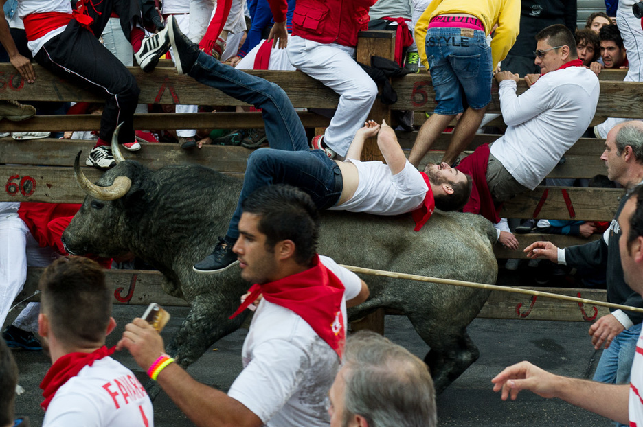 El corredor cae tras ser embestido. (Iñigo URIZ / ARGAZKI PRESS)