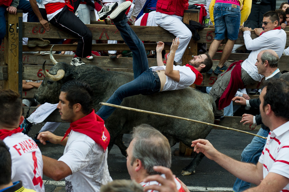 El corredor cae tras ser embestido. (Iñigo URIZ / ARGAZKI PRESS)