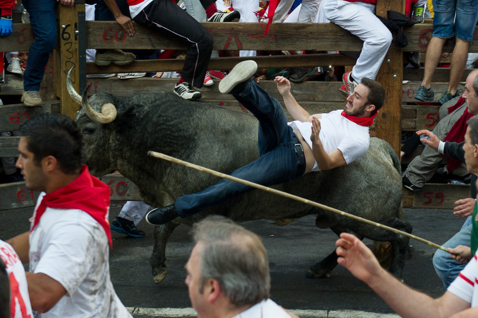 El corredor se libra de la cornada. (Iñigo URIZ / ARGAZKI PRESS)